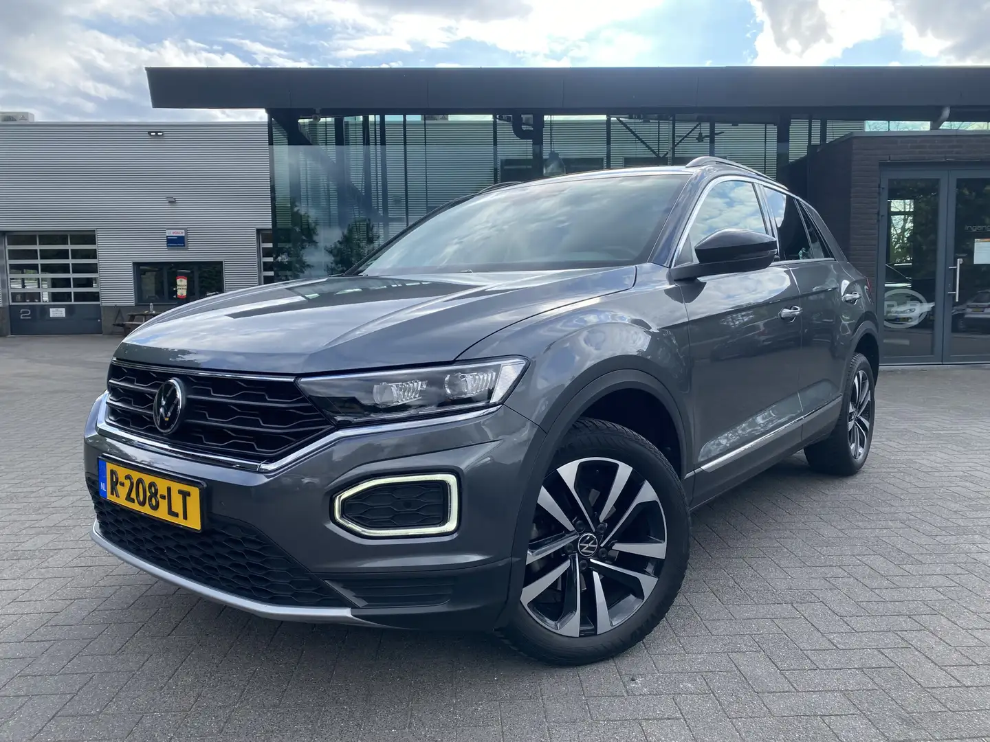 Volkswagen T-Roc 1.5 TSI Sport Grijs - 1