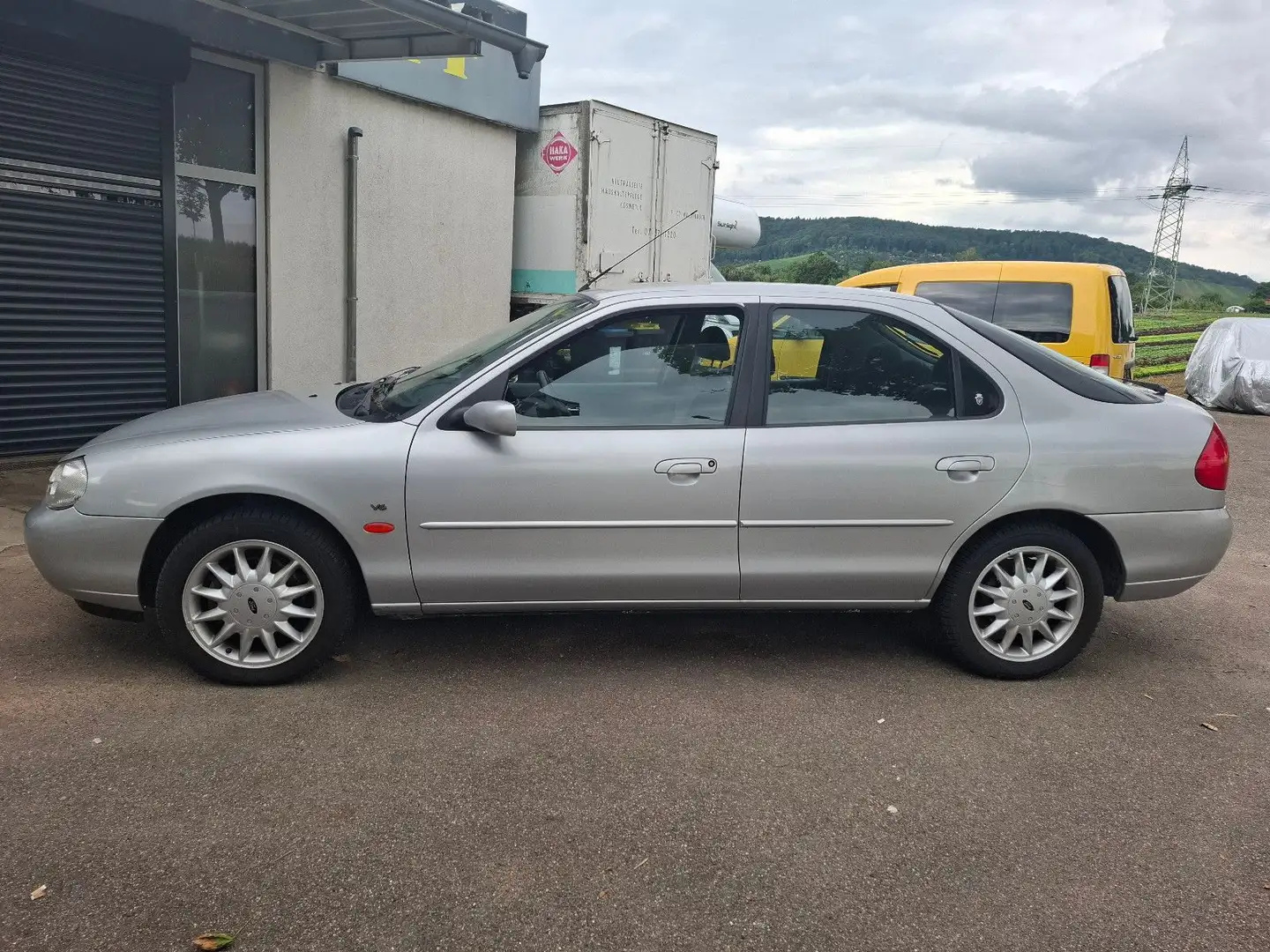 Ford Mondeo 2.5 V6 Ghia Automatik*Klima*Tüv-Neu*1-Hand Argent - 2