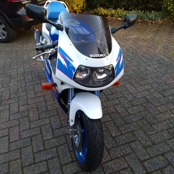 Suzuki GSX-R 750 - foto 6