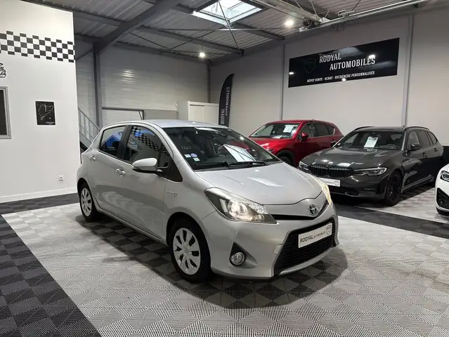 Toyota Yaris France 1.5 VVTi 16V HSD Hybrid 100h E-CVT 75 cv Boîte auto