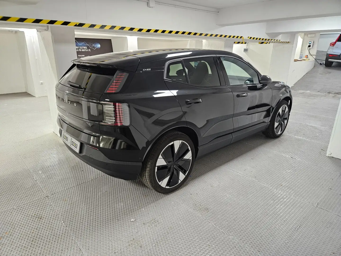Volvo EX30 Single Motor Extended Range Ultra Nero - 2