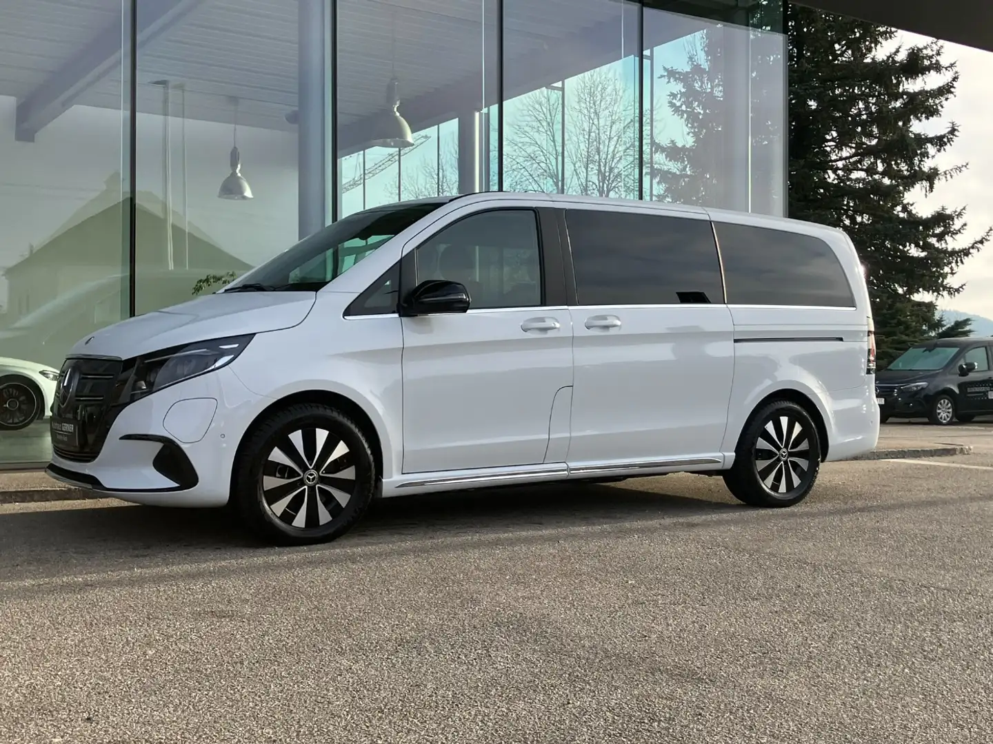 Mercedes-Benz EQV 300 AVANTGARDE Lang LM LED Bel.Sitz KlimaA Weiß - 2