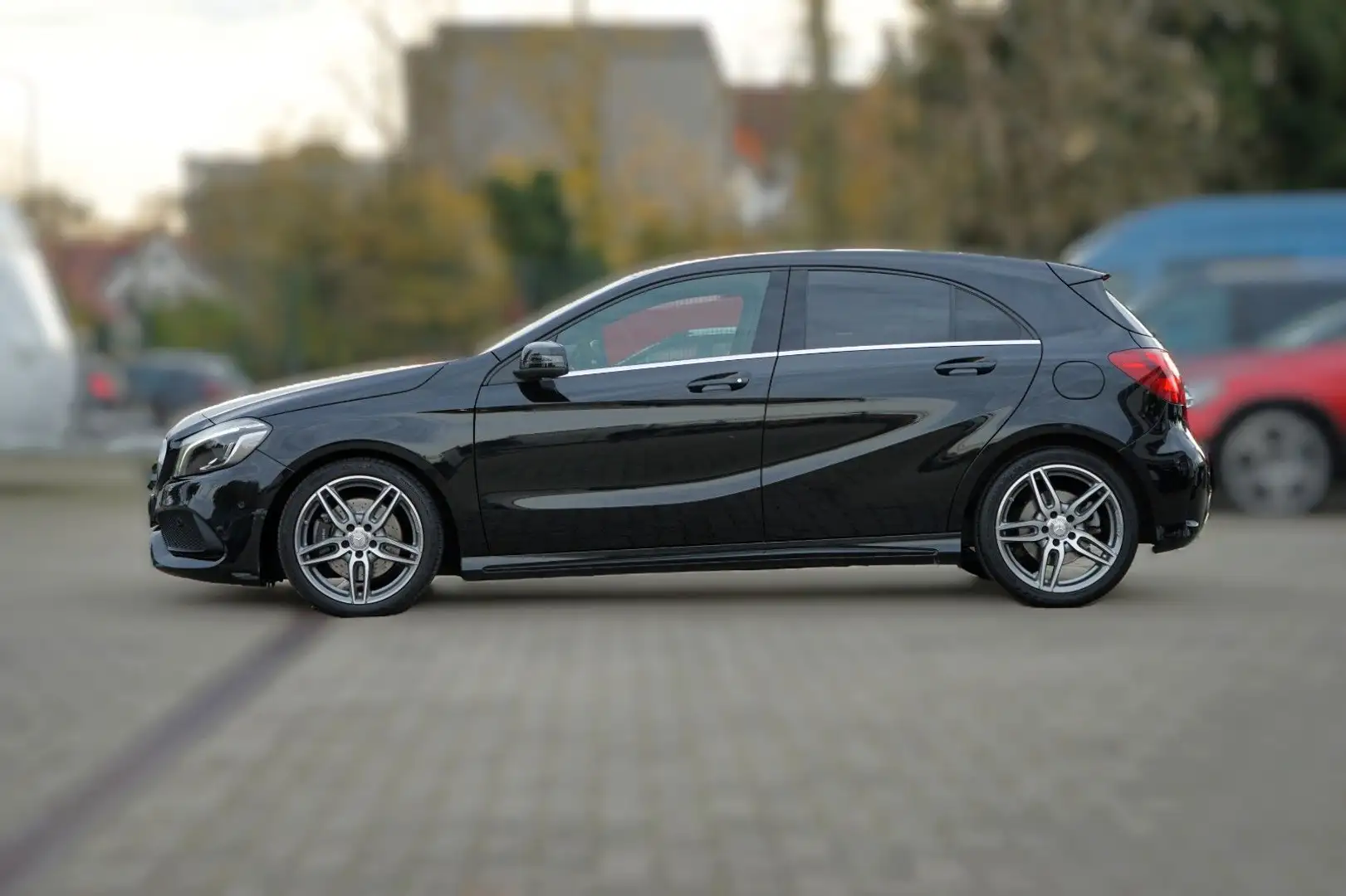 Mercedes-Benz A 250 BlueEfficiency AMG-LINE/2.HAND/ACC/LI+SICH Zwart - 2
