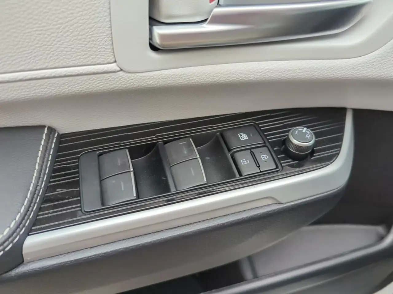 Toyota Sienna снимка Toyota Sienna