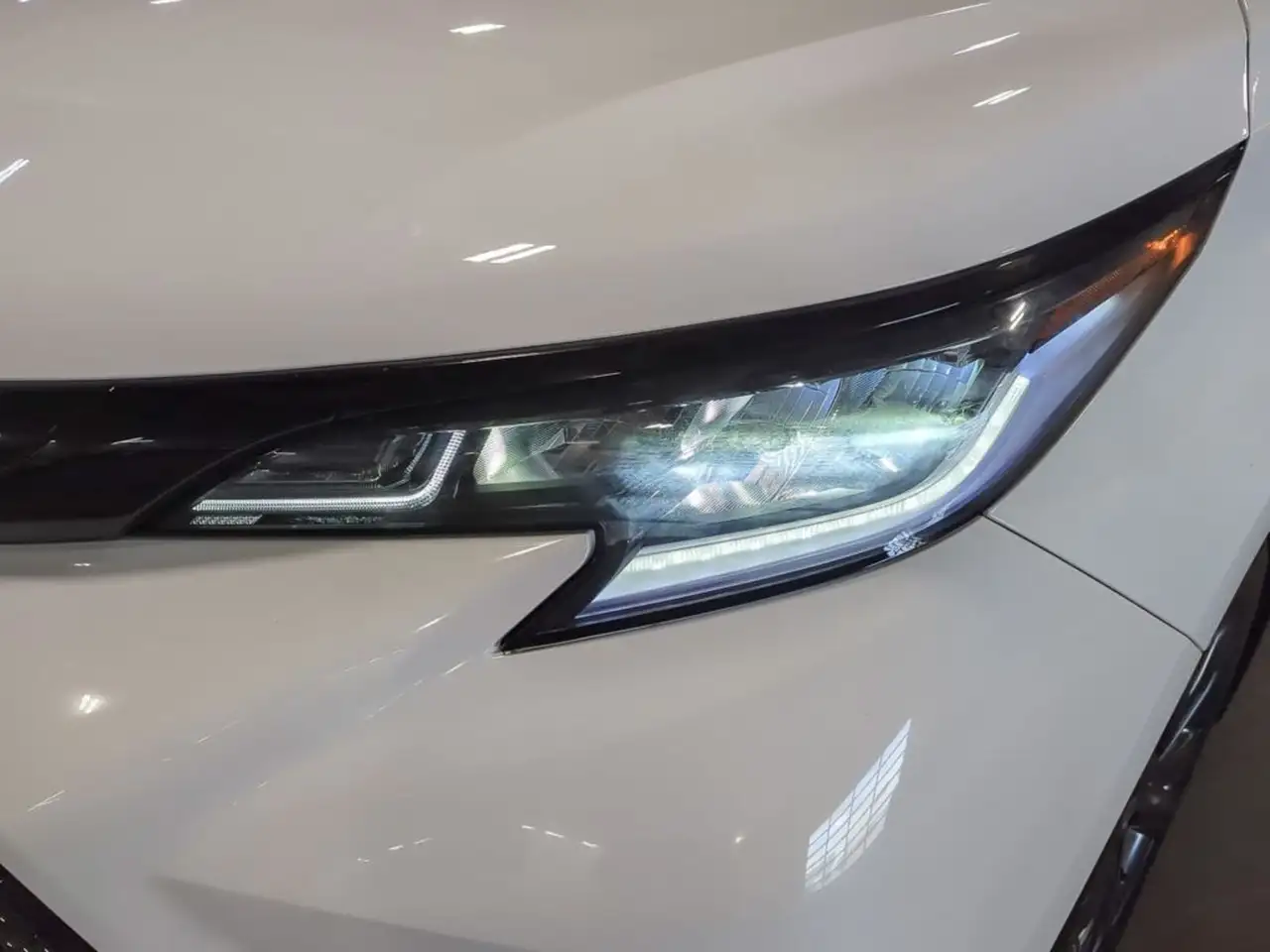 Toyota Sienna снимка Toyota Sienna