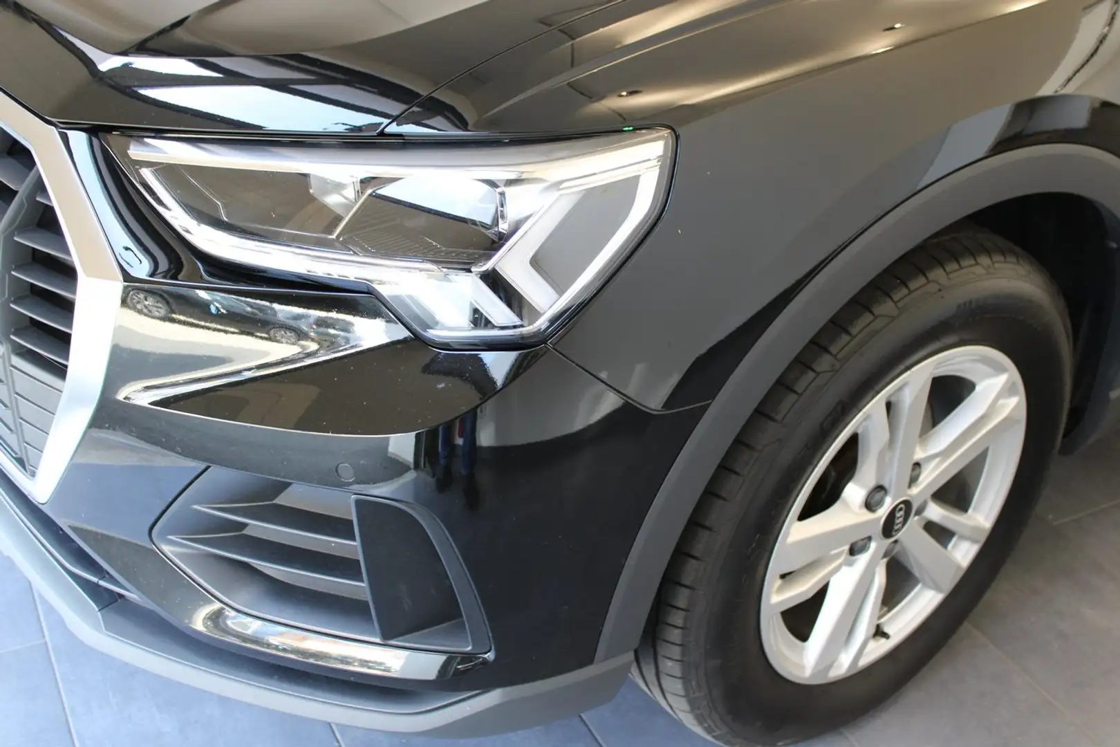 Audi Q3 35 TDI quattro intense Schwarz - 2