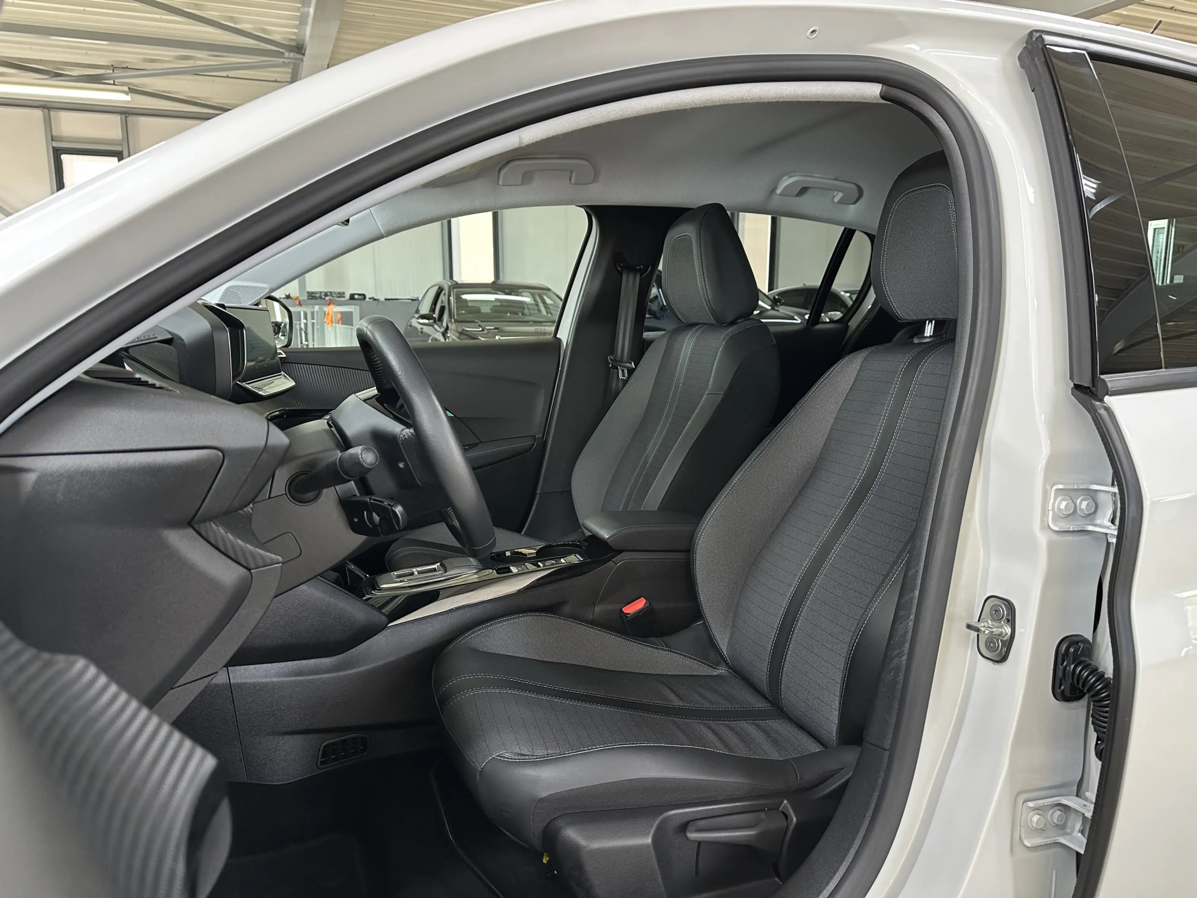 Peugeot e-208 EV Allure Pack 50 kWh | Stoelverwarming | Navi | C — photo 3