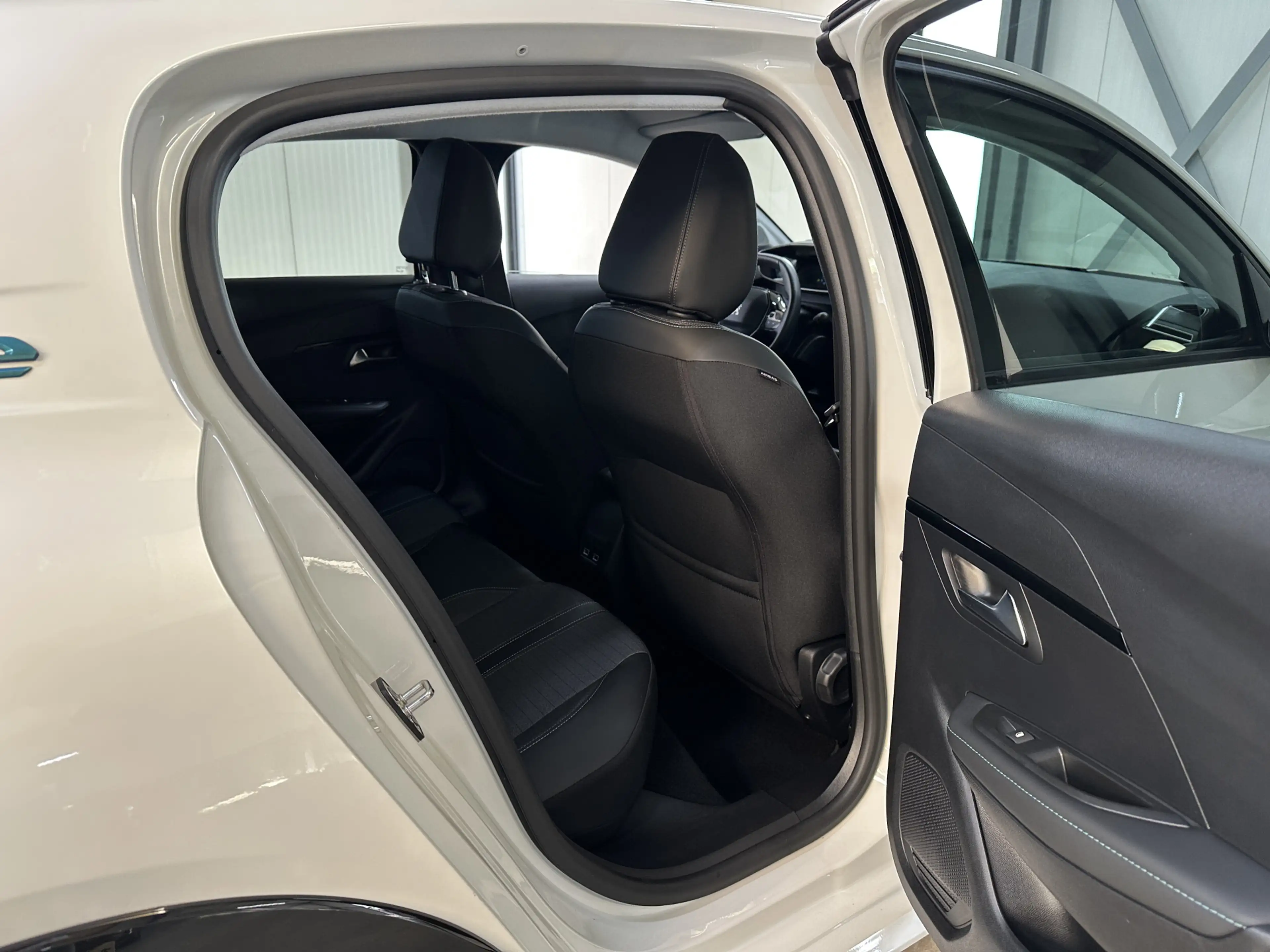 Peugeot e-208 EV Allure Pack 50 kWh | Stoelverwarming | Navi | C — photo 27