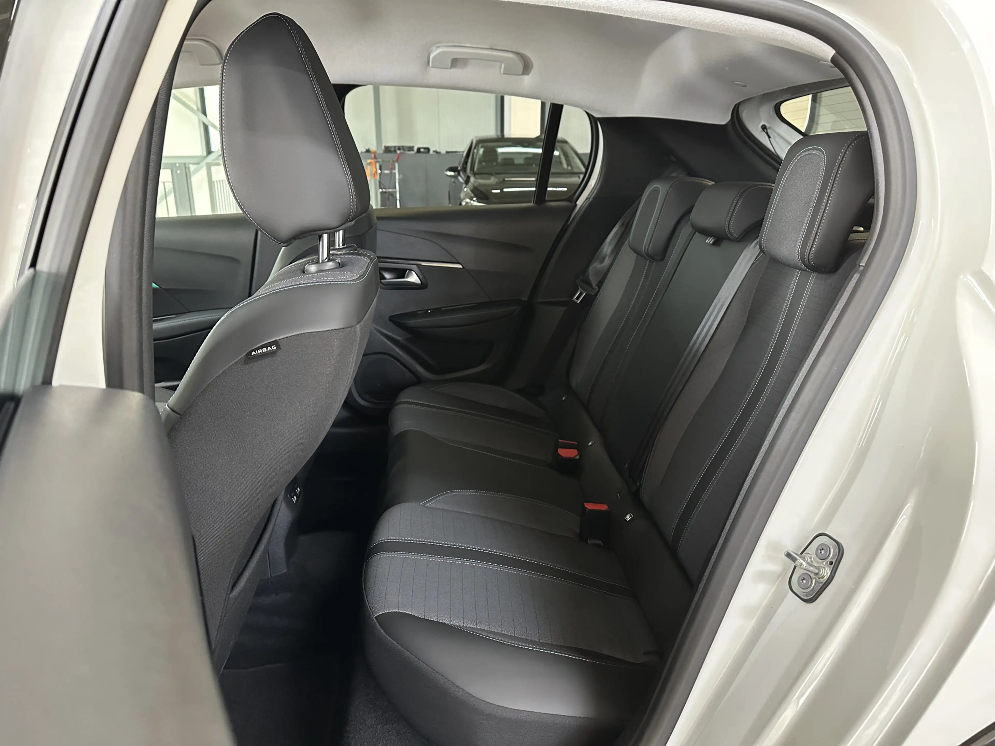 Peugeot e-208 EV Allure Pack 50 kWh | Stoelverwarming | Navi | C — photo 24