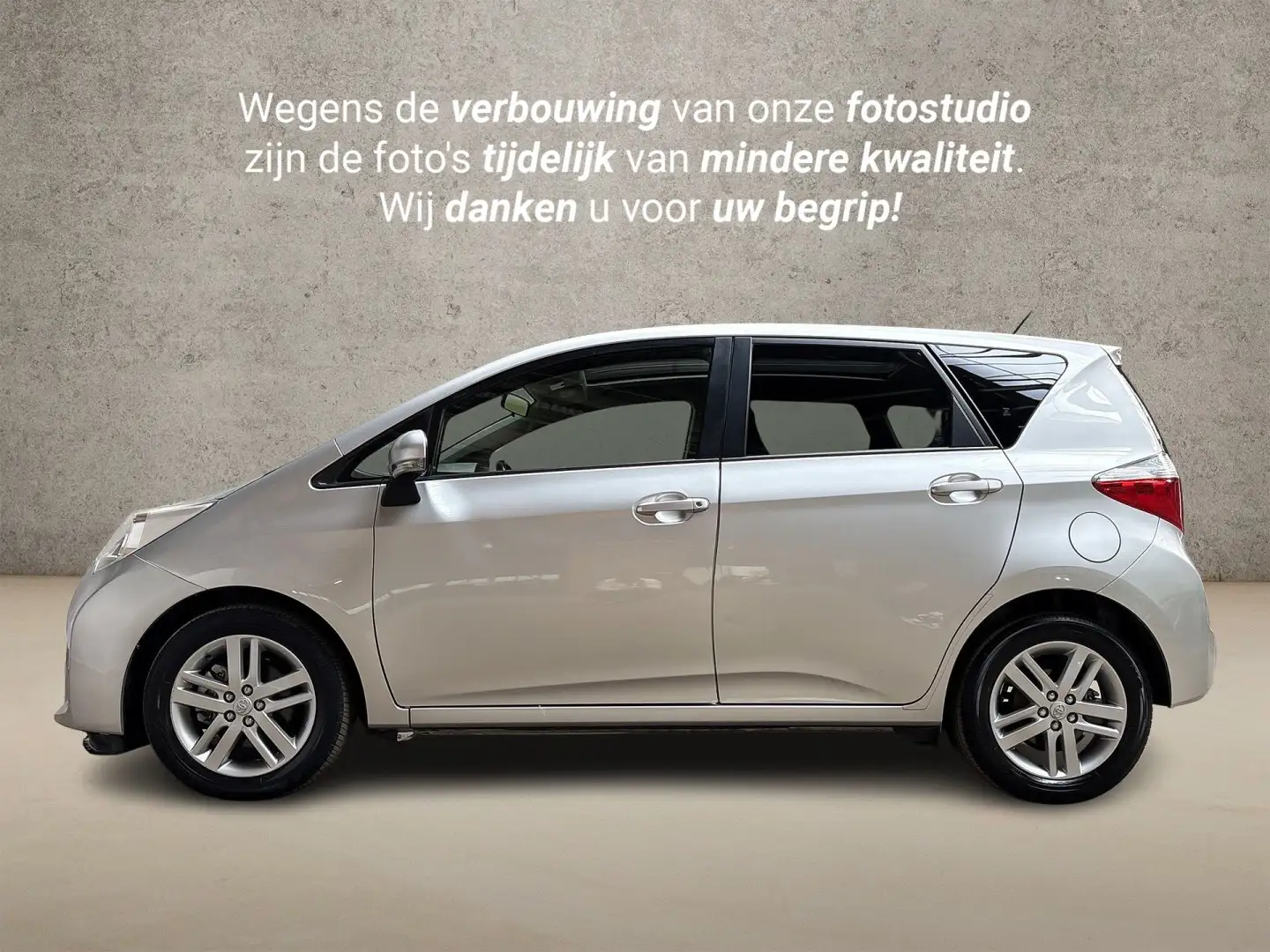 Toyota Verso-S 1.3 VVT-i Dynamic Automaat (PANORAMADAK, NAVIGATIE Gris - 2