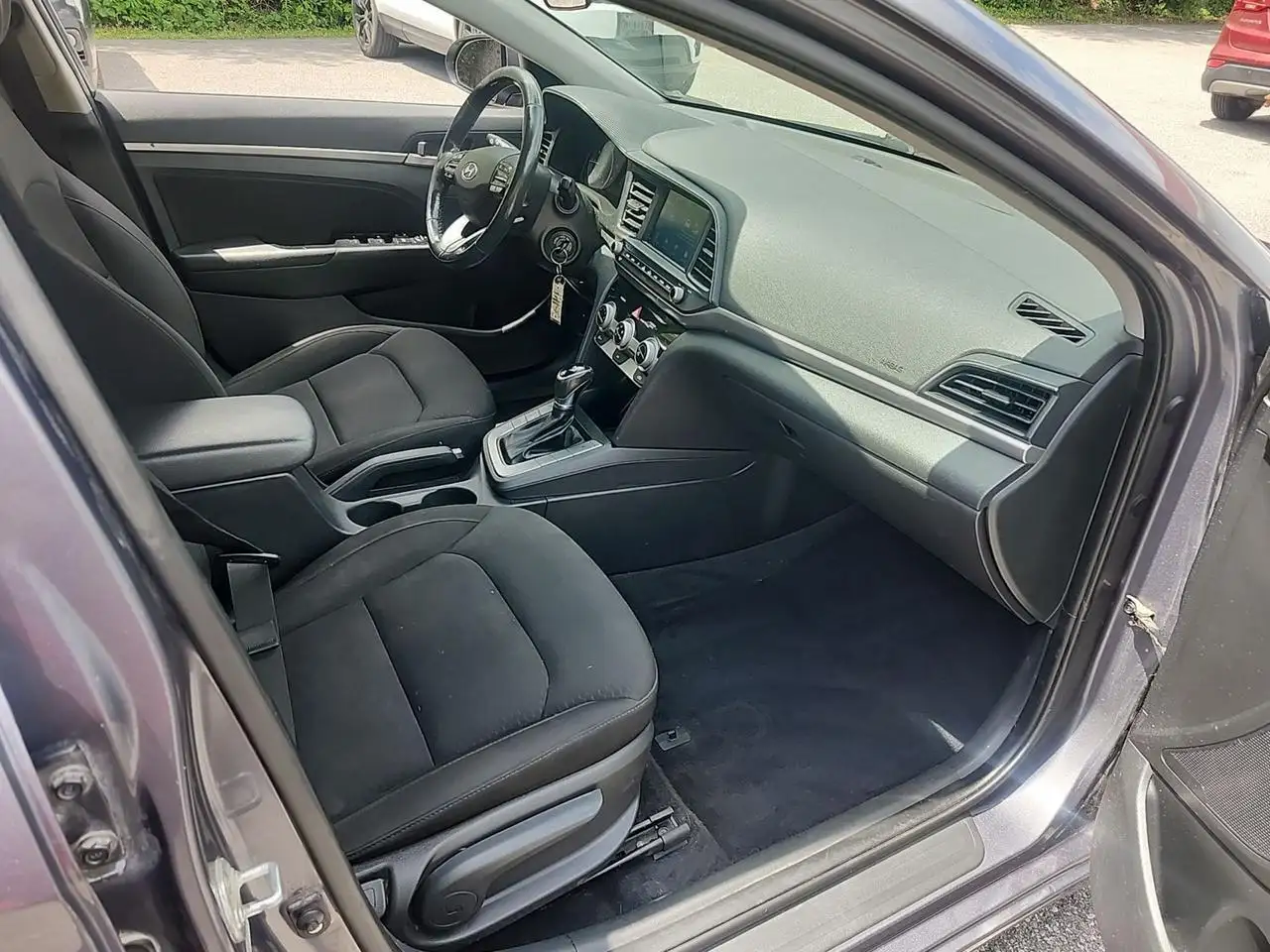 Hyundai ELANTRA photo Hyundai ELANTRA