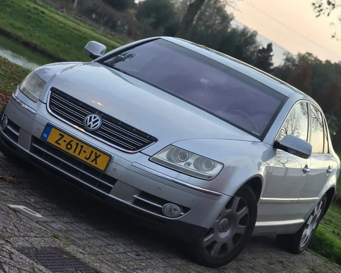 Volkswagen Phaeton Volkswagen Phaeton 4.2 V8 4-Motion - 334 pk - LPG Zilver - 1