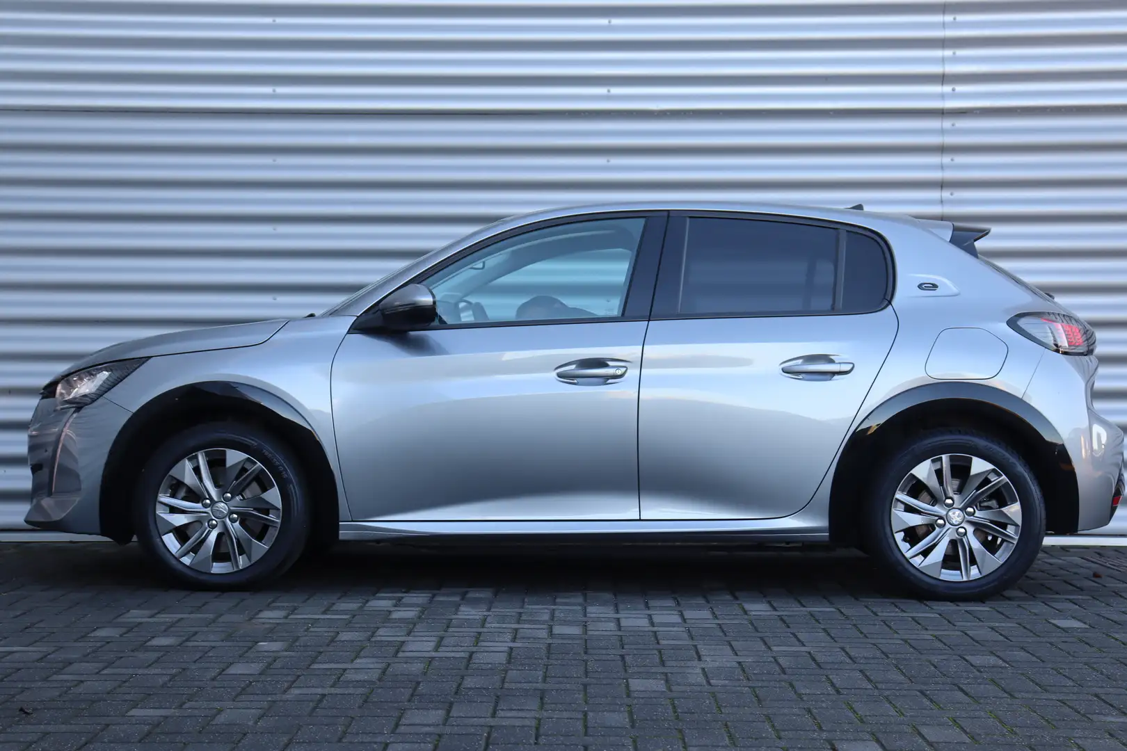 Peugeot e-208 EV 136PK ALLURE PREMIÈRE AUTOMAAT / NAVI / LEDER / Grijs - 2