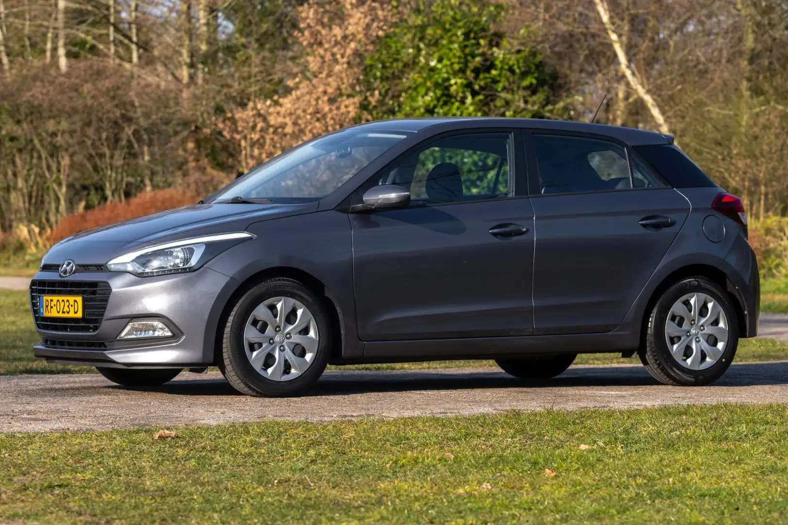 Hyundai i20 1.0 T-GDI Comfort 19.000 km +NAP 1e Eig. NL-auto Grijs - 2