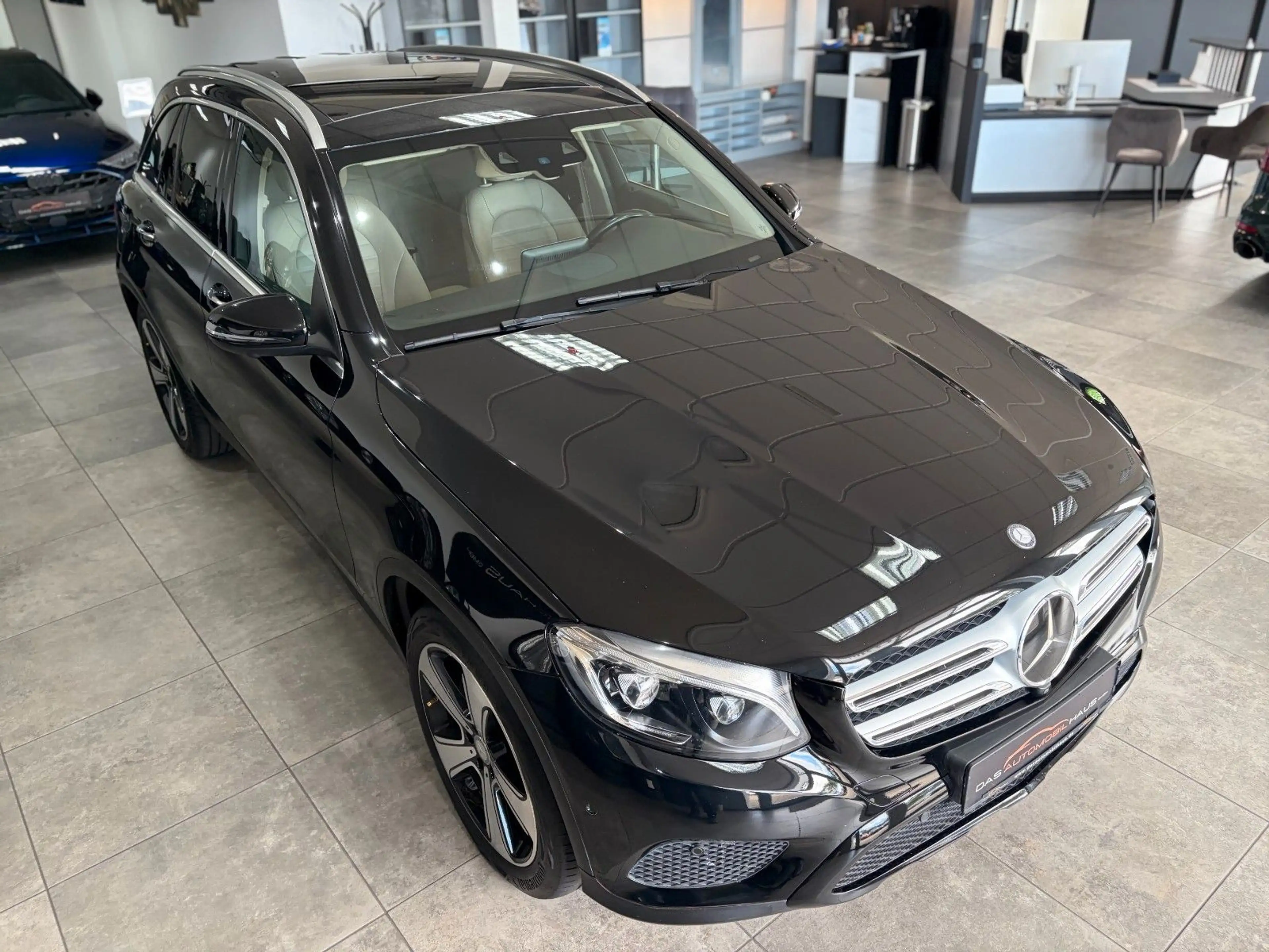 Mercedes-Benz GLC 250 GLC250*Exclusive*1Hand*Pano*AHK*Distro*Leder*ILS — photo 8