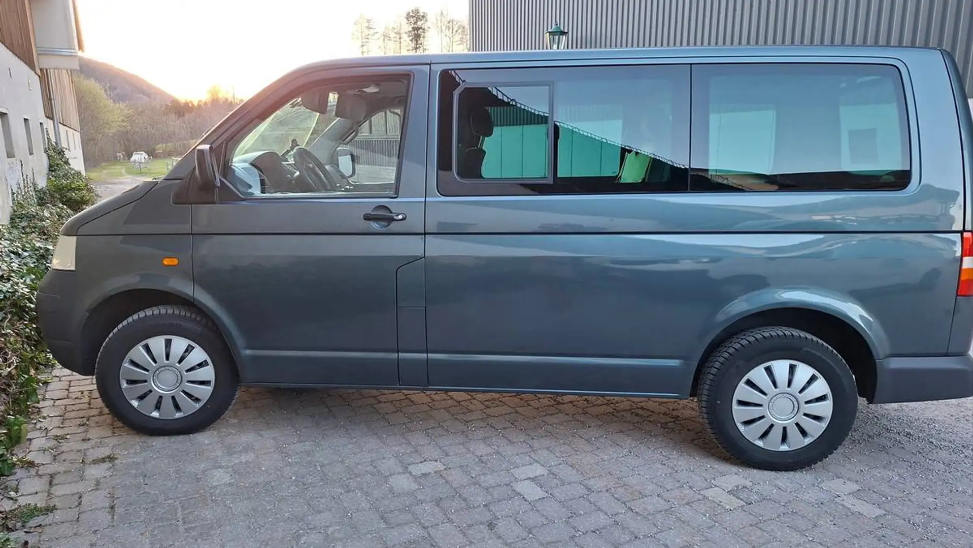 Volkswagen T5 Multivan Multivan Family 2,5 TDI Family Grau - 2