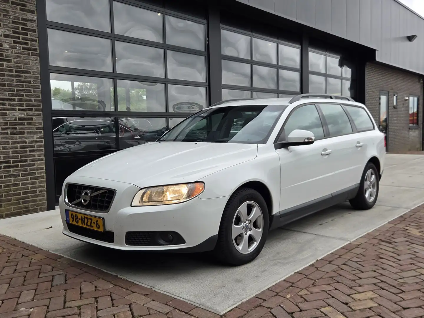 Volvo V70 2.0 D2 136 PK Classic Edition Weiß - 1