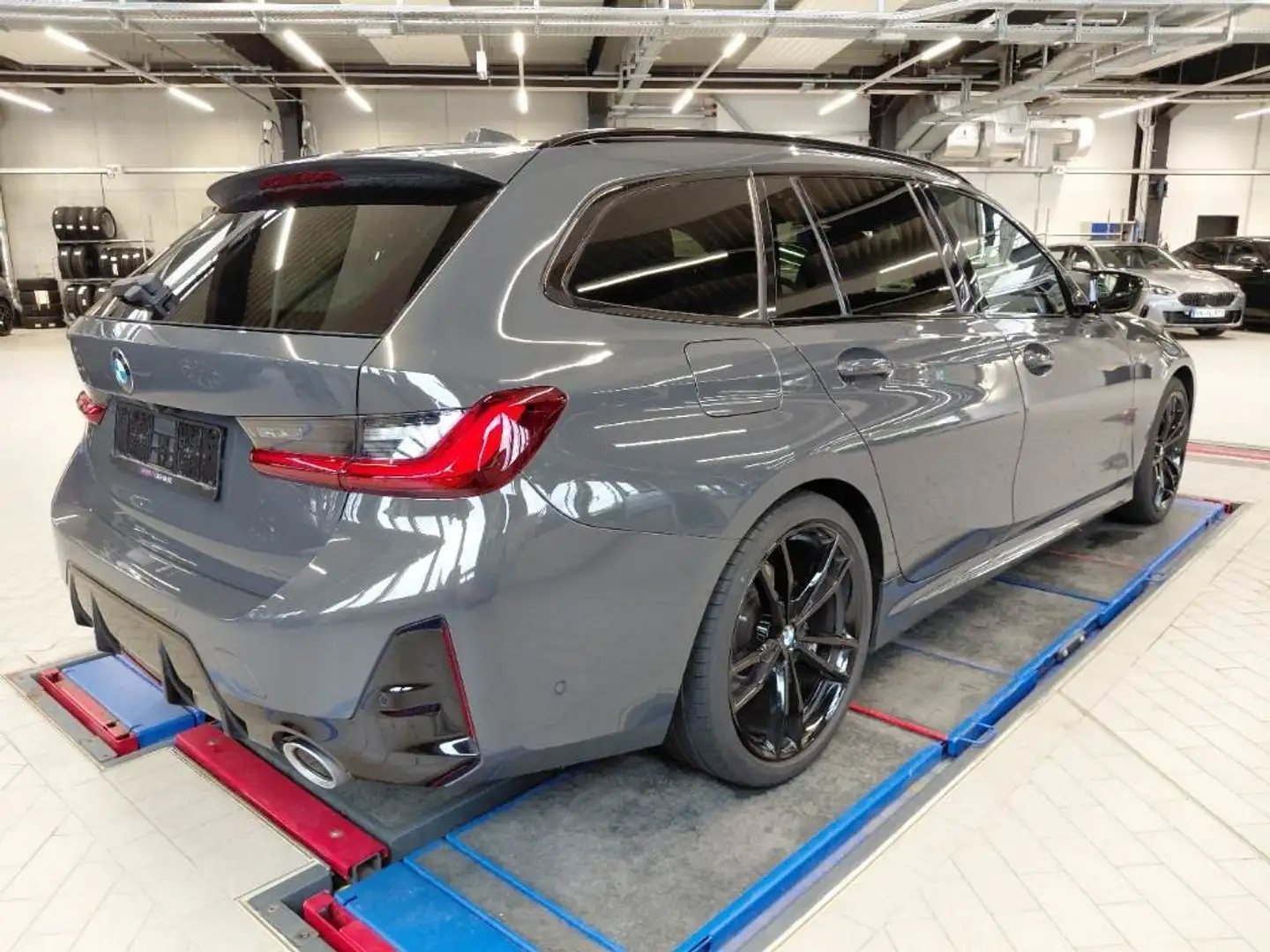 BMW 320 d xDrive Tour. M Sportpaket Standheizung* Grau - 2