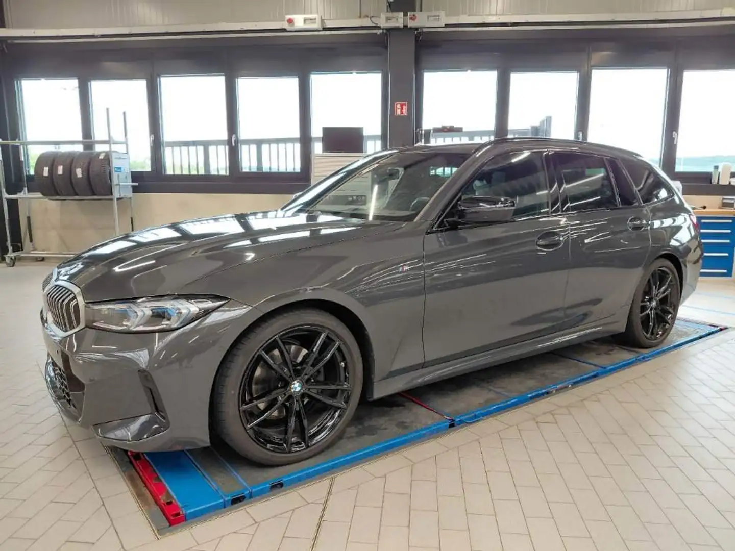 BMW 320 d xDrive Tour. M Sportpaket Standheizung* Grau - 1