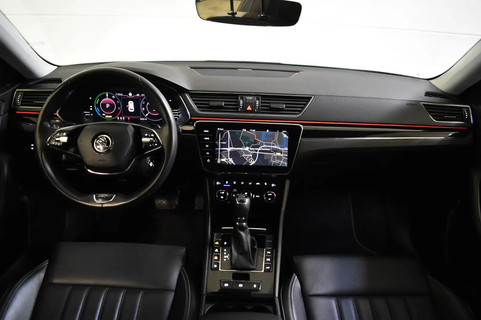 Skoda Superb Combi iV TSI 218PK HYBRID DSG Laurin & Klement LED Grijs - 2