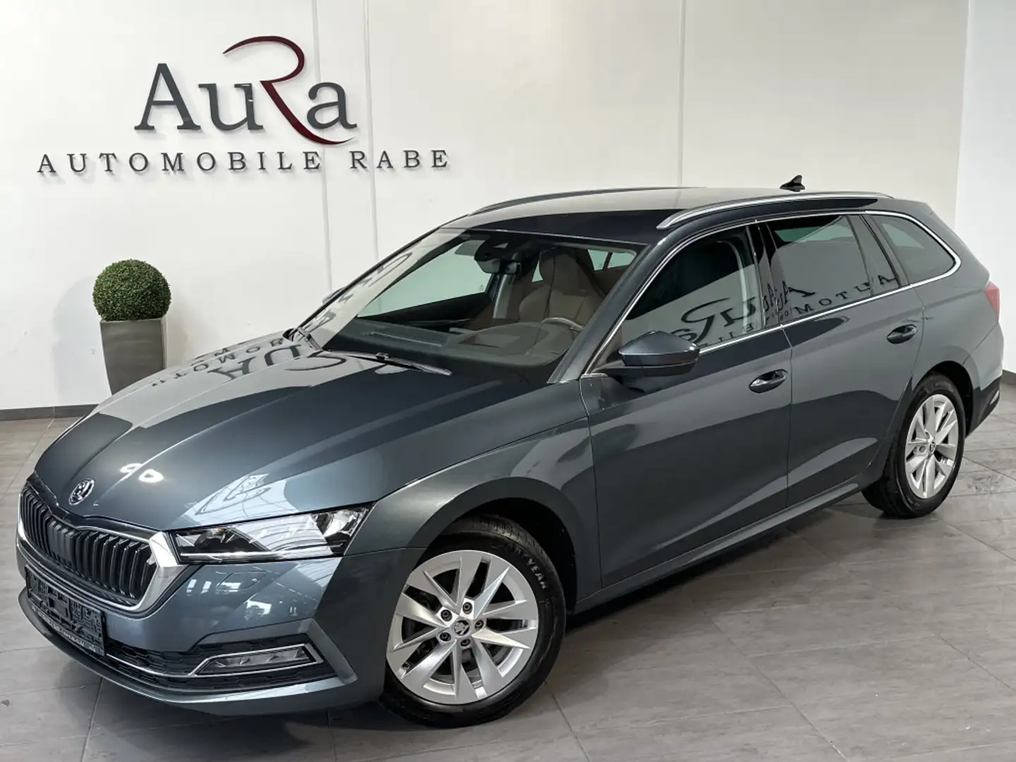 Skoda Octavia Combi 2.0 TDI DSG Style NAV+LED+AHK+HUD Grau - 2