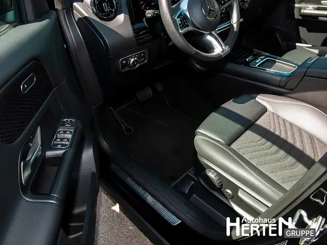 Mercedes-Benz GLA view 11