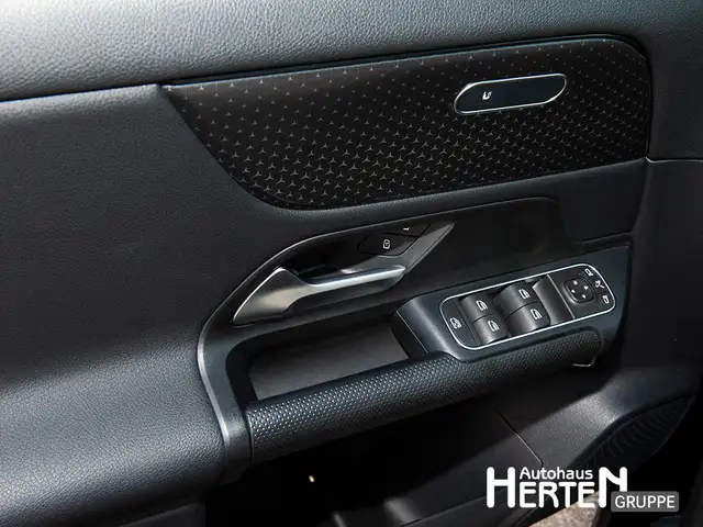 Mercedes-Benz GLA view 8