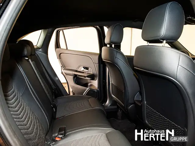 Mercedes-Benz GLA view 15