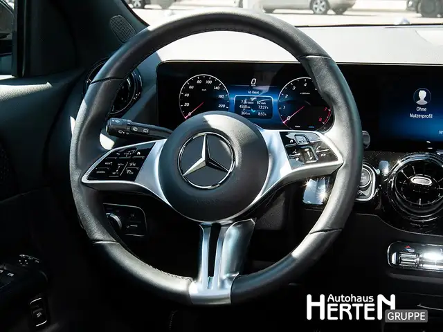 Mercedes-Benz GLA view 6