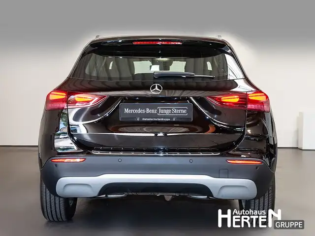 Mercedes-Benz GLA view 4