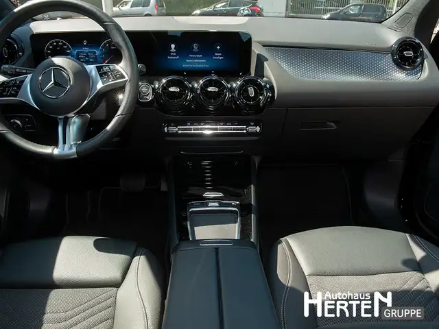 Mercedes-Benz GLA view 9
