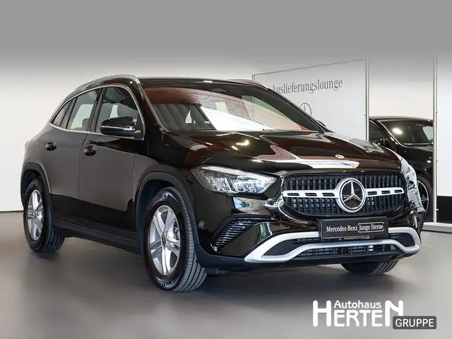 Mercedes-Benz GLA view 3