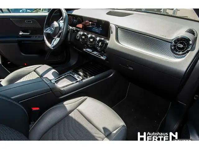 Mercedes-Benz GLA view 5