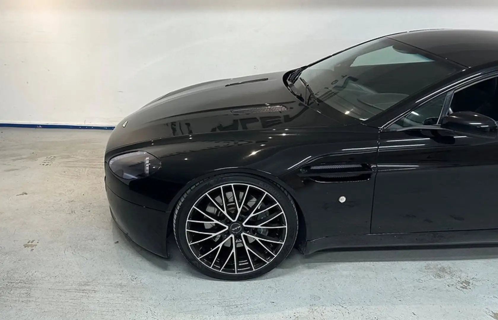 Aston Martin V8 Vantage Nero - 2