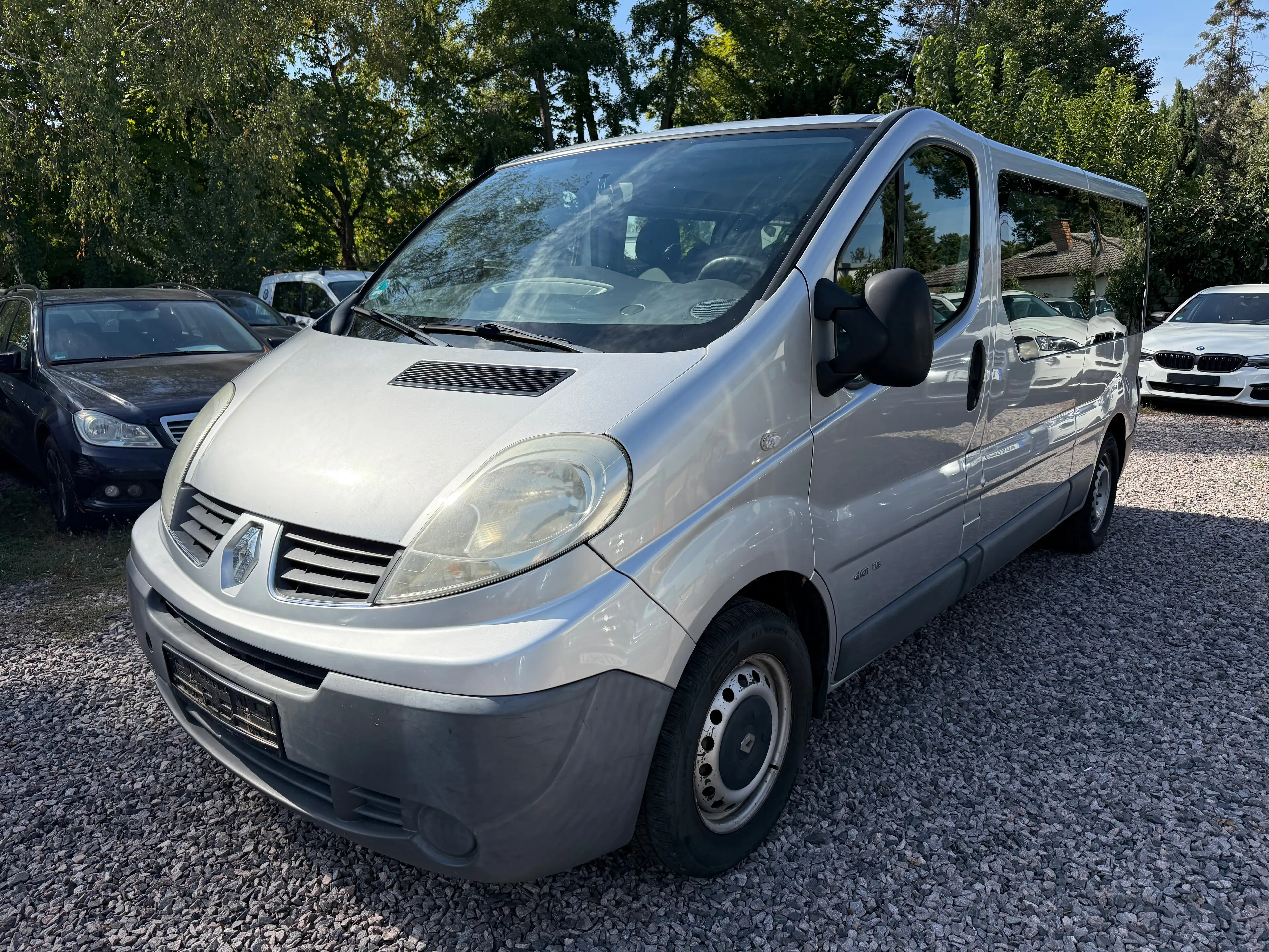 Renault Trafic L2H1 2,9t (9 Sitze) verglast