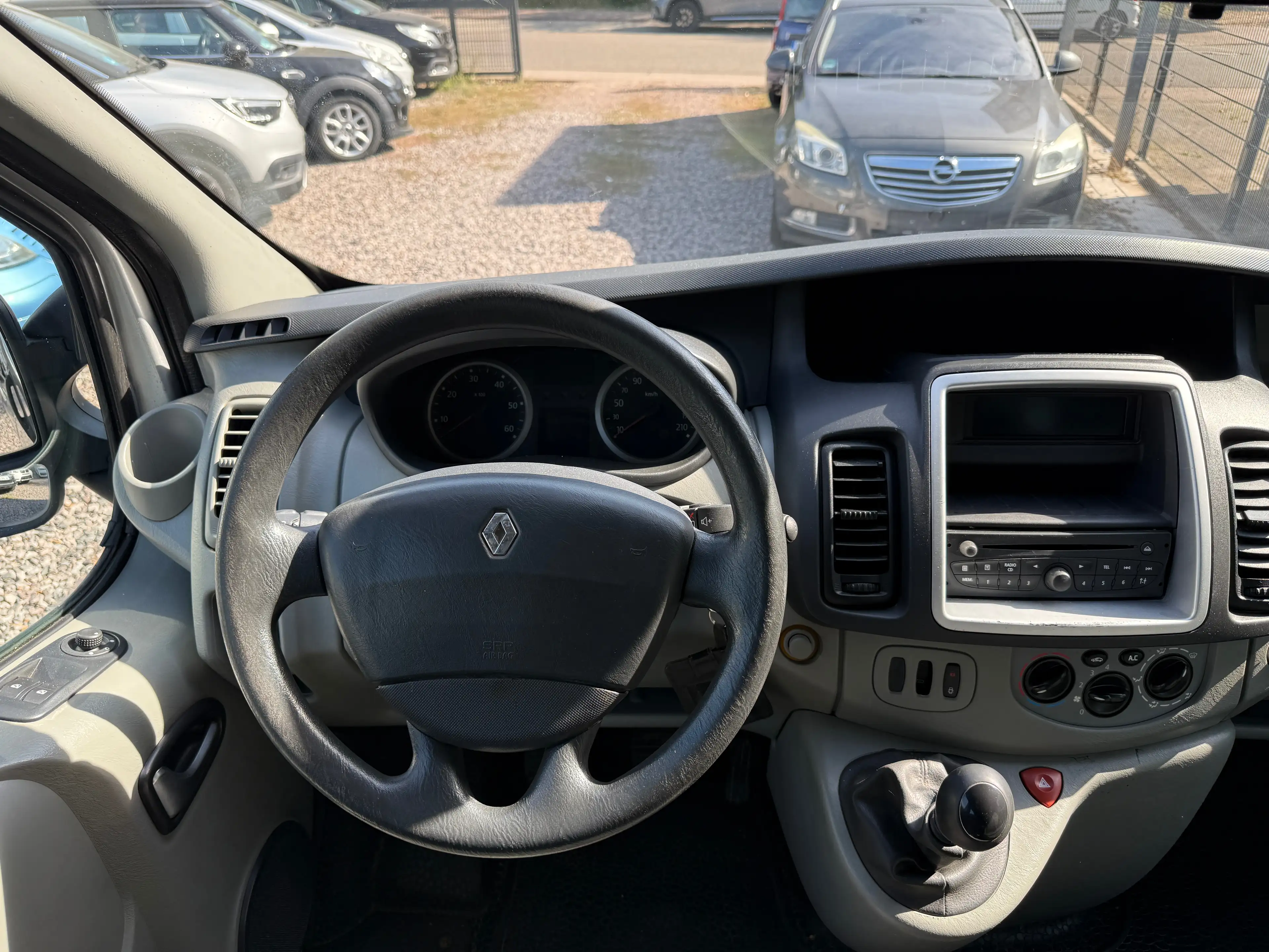 Renault Trafic L2H1 2,9t (9 Sitze) verglast — photo 13