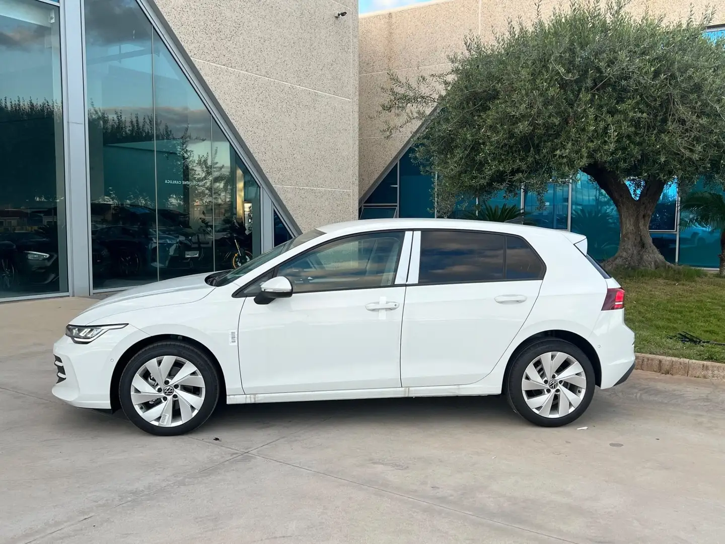 Volkswagen Golf 1.5 eTSI dsg possibilità noleggio no scoring Bianco - 2