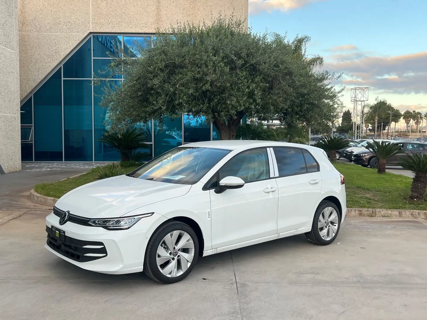 Volkswagen Golf 1.5 eTSI dsg possibilità noleggio no scoring Bianco - 1