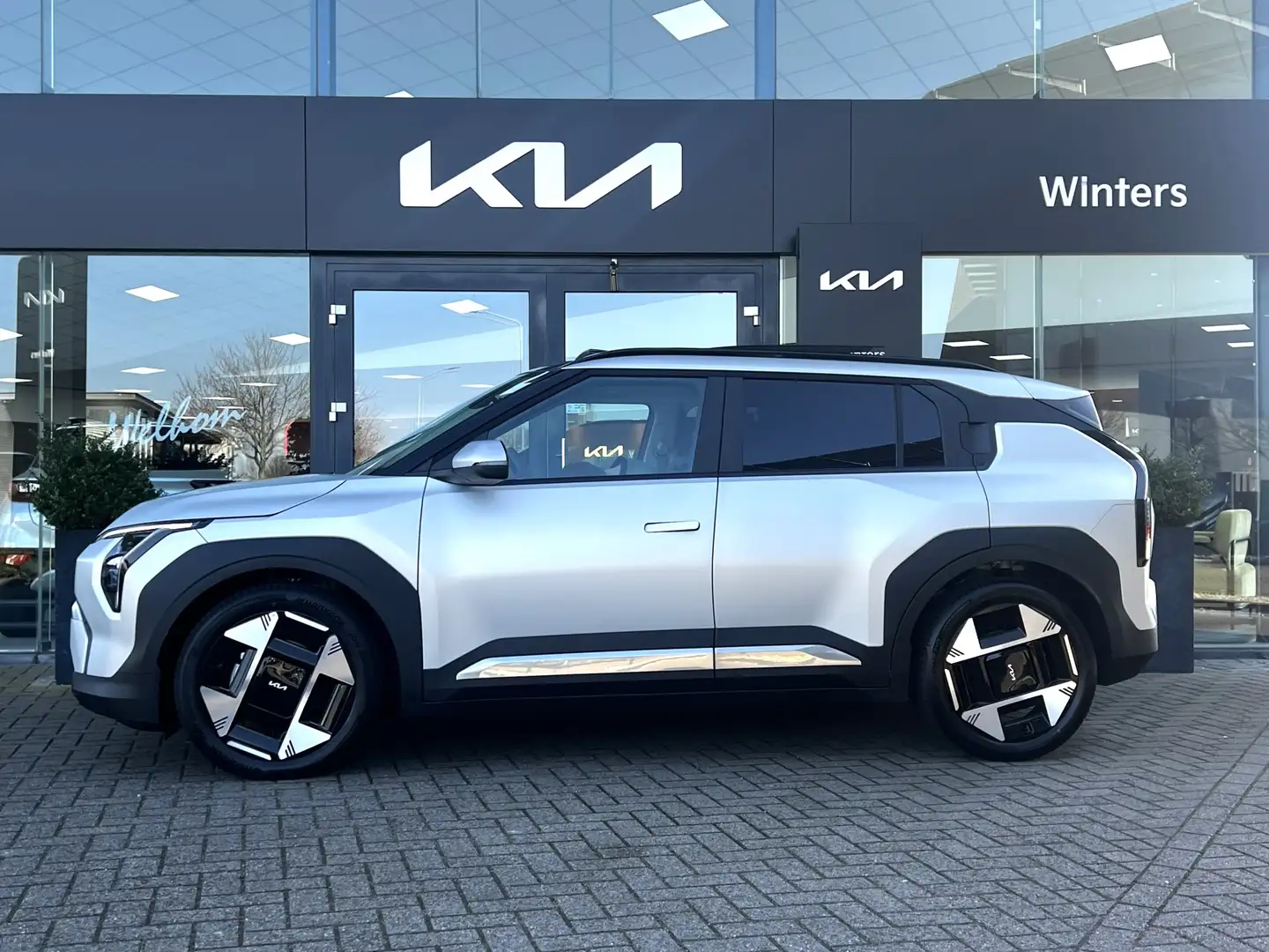 Kia EV3 Plus Advanced 81.4 kWh Matte lak Ivory Silver op v srebrna - 2