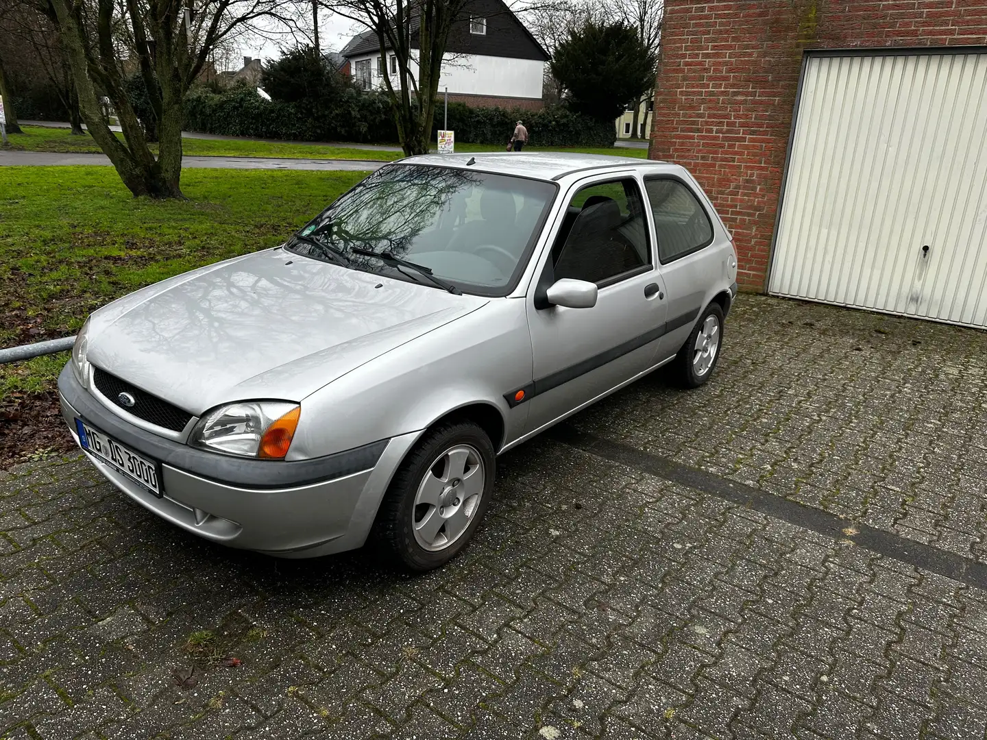 Ford Fiesta Fiesta Courier Srebrny - 2