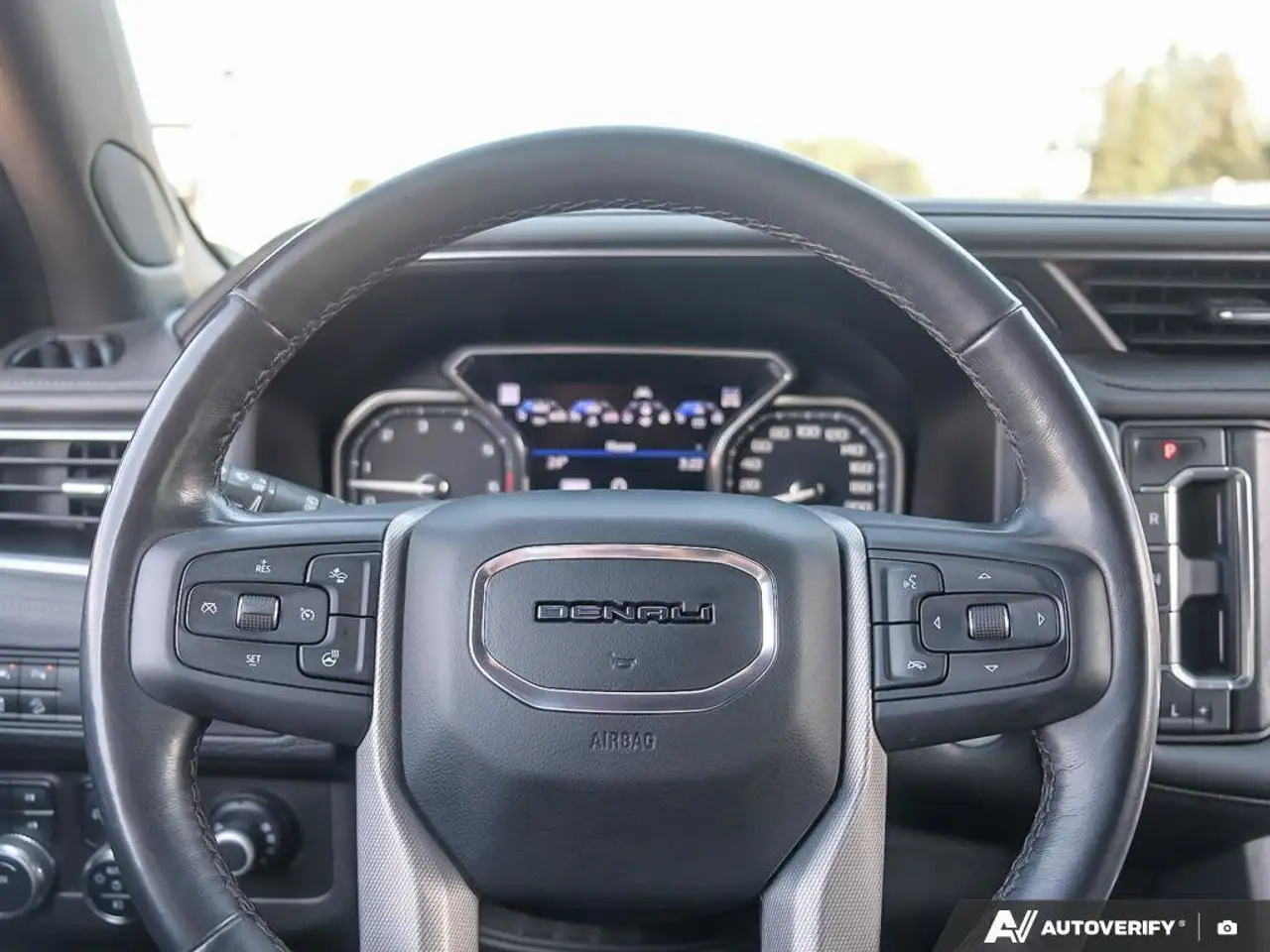 GMC Yukon снимка GMC Yukon