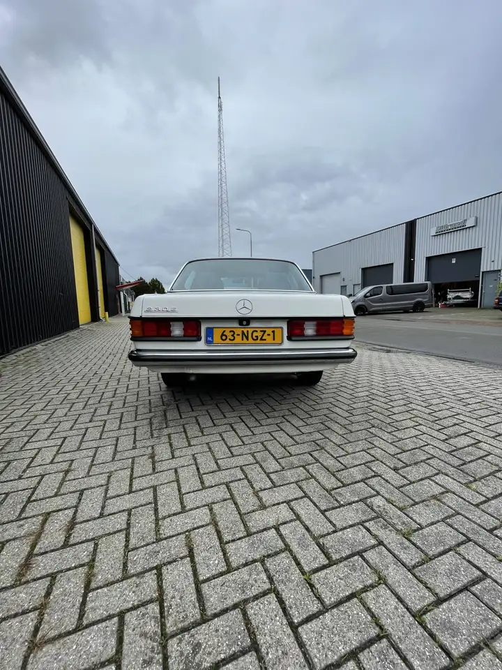 Mercedes-Benz E 230, foto 1