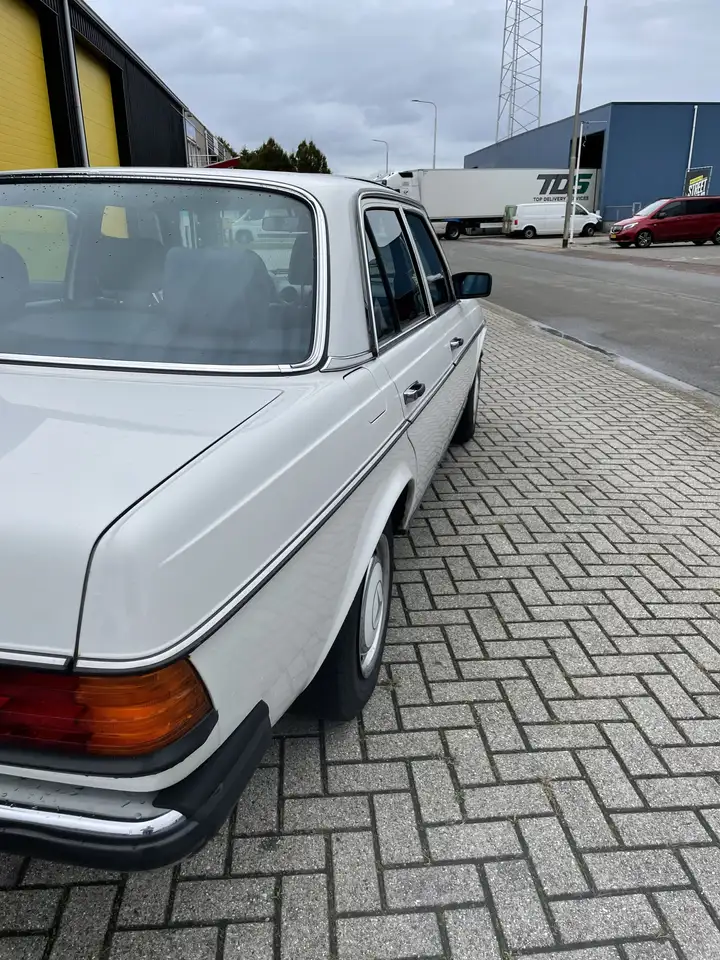Mercedes-Benz E 230, foto 2