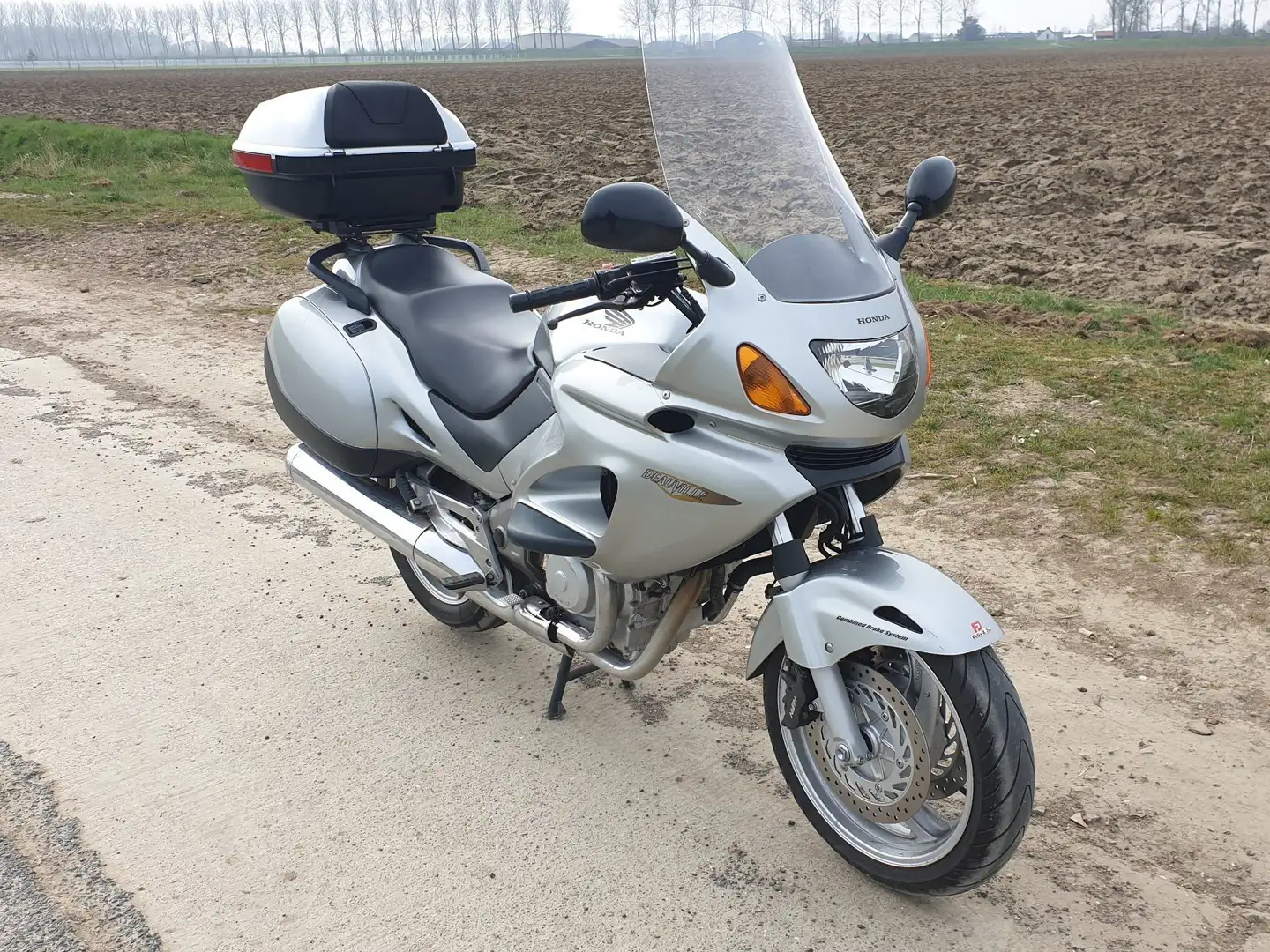 Honda Deauville NT650V Zilver - 1