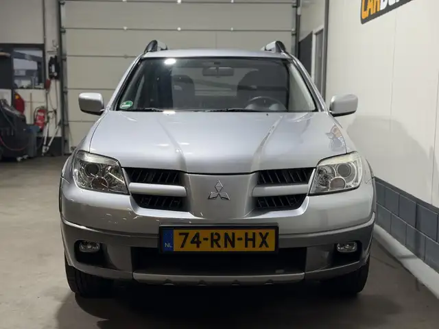 Mitsubishi Outlander view 2
