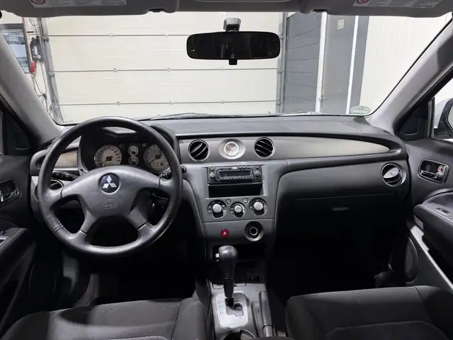 Mitsubishi Outlander view 10