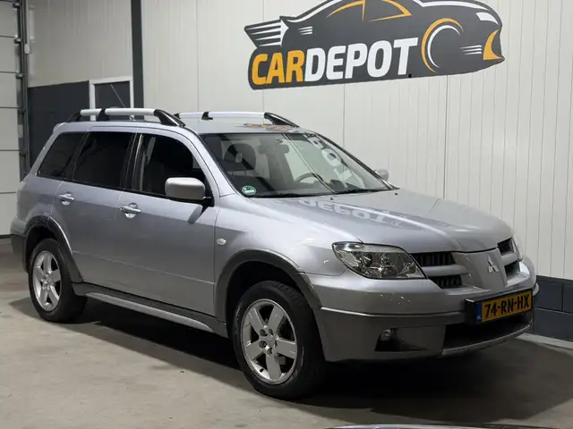 Mitsubishi Outlander view 3