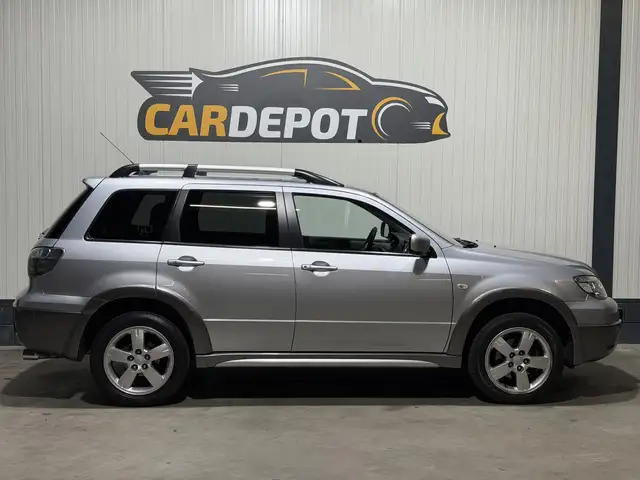 Mitsubishi Outlander view 4