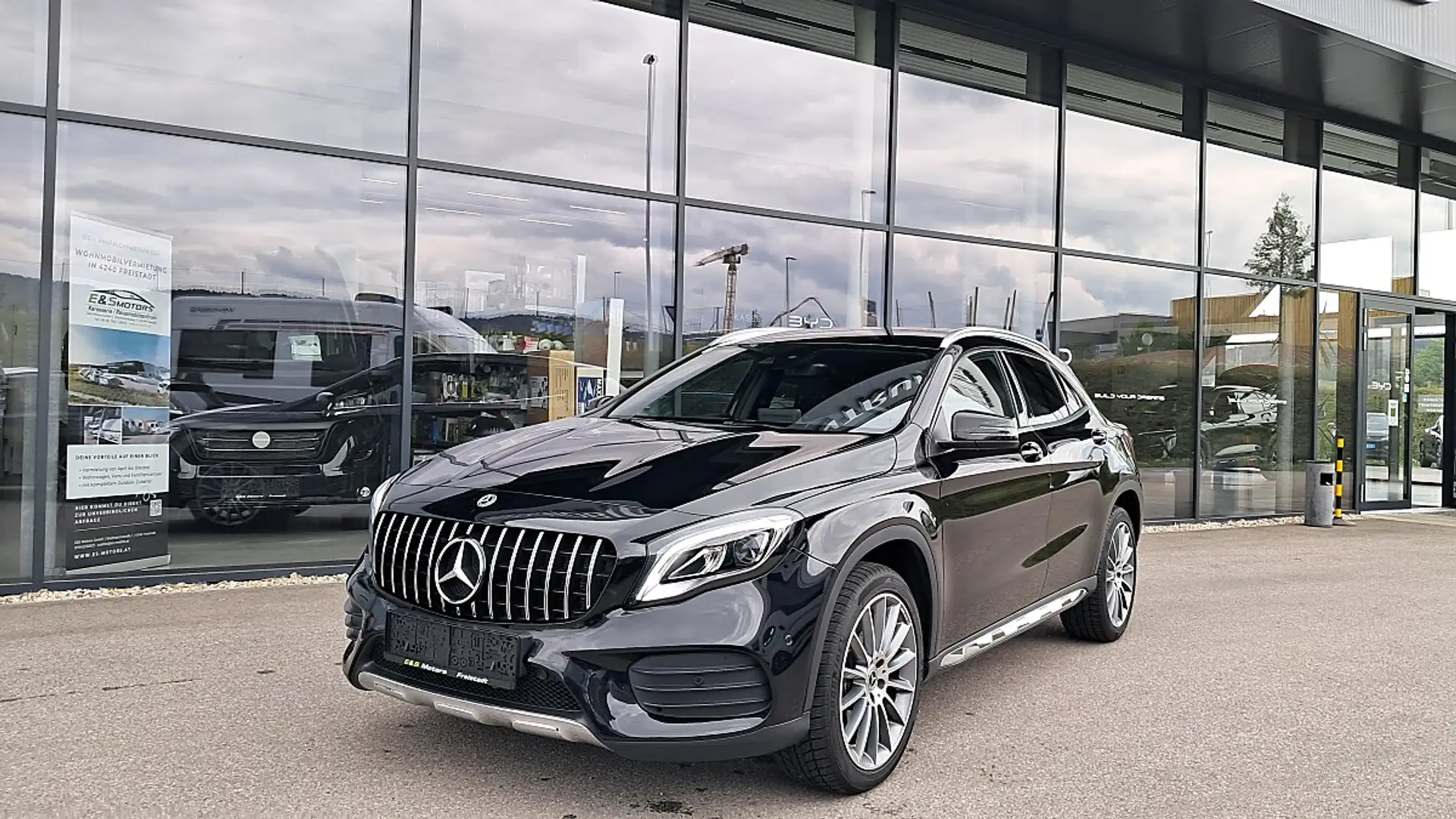 Mercedes-Benz GLA 220 d 4MATIC Aut., AMG Line Schwarz - 1