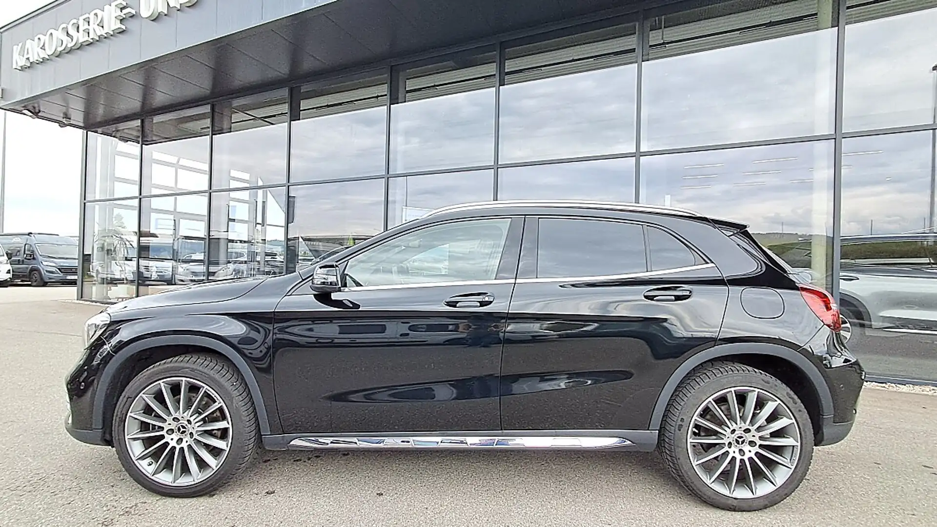 Mercedes-Benz GLA 220 d 4MATIC Aut., AMG Line Schwarz - 2